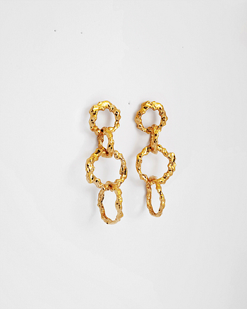 Brincos Solstice em cor Prata ou Dourado Material: prata 925 ou prata 925 com banho ouro 24k de 3 microns Comprimento: 6cm Peso: 17gr Handmade in Portugal