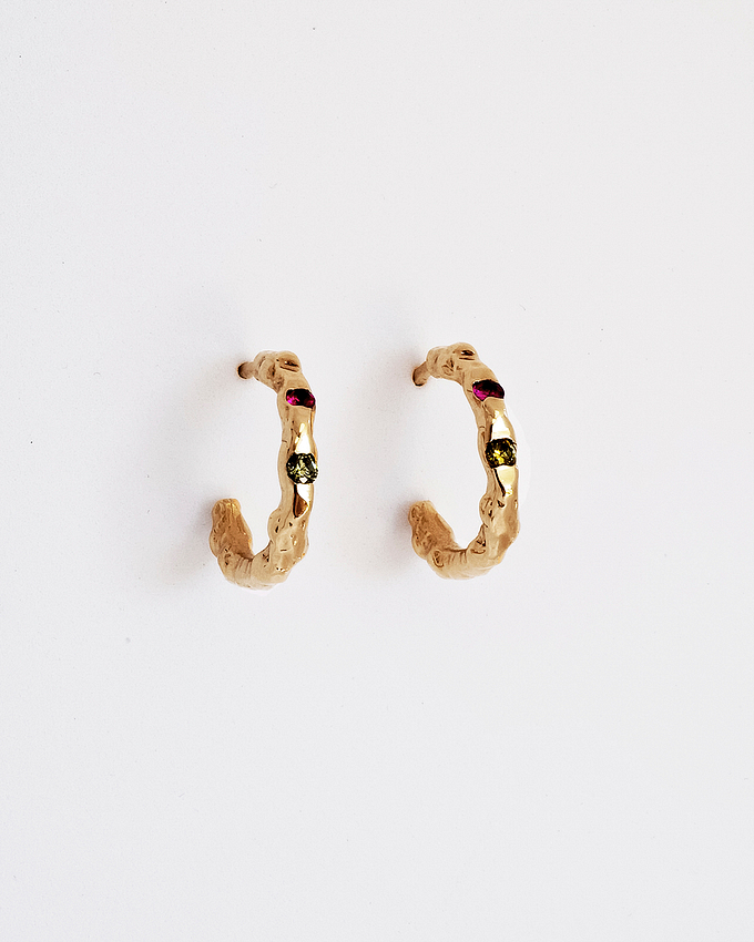 Brinco Rosemary em Material: prata 925 ou prata 925 com banho oro 24k de 3 microns + zirconias rosa e verde