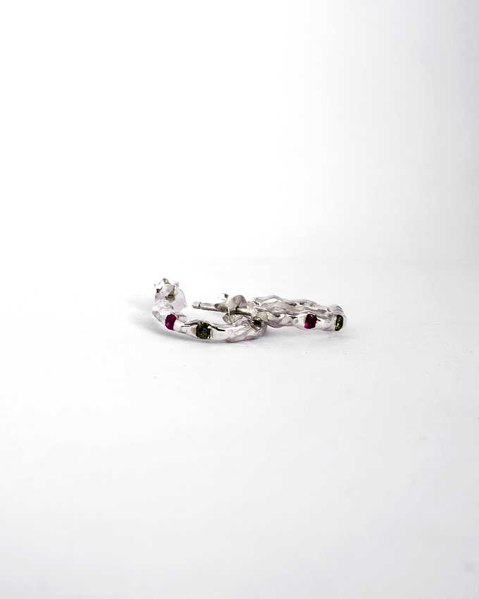 Brinco Rosemary em Material: prata 925 ou prata 925 com banho oro 24k de 3 microns + zirconias rosa e verde